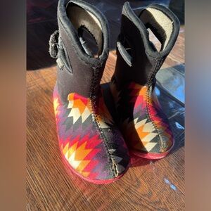 Bogs Baby Classic geometric Design Waterproof Boots. Size 7t